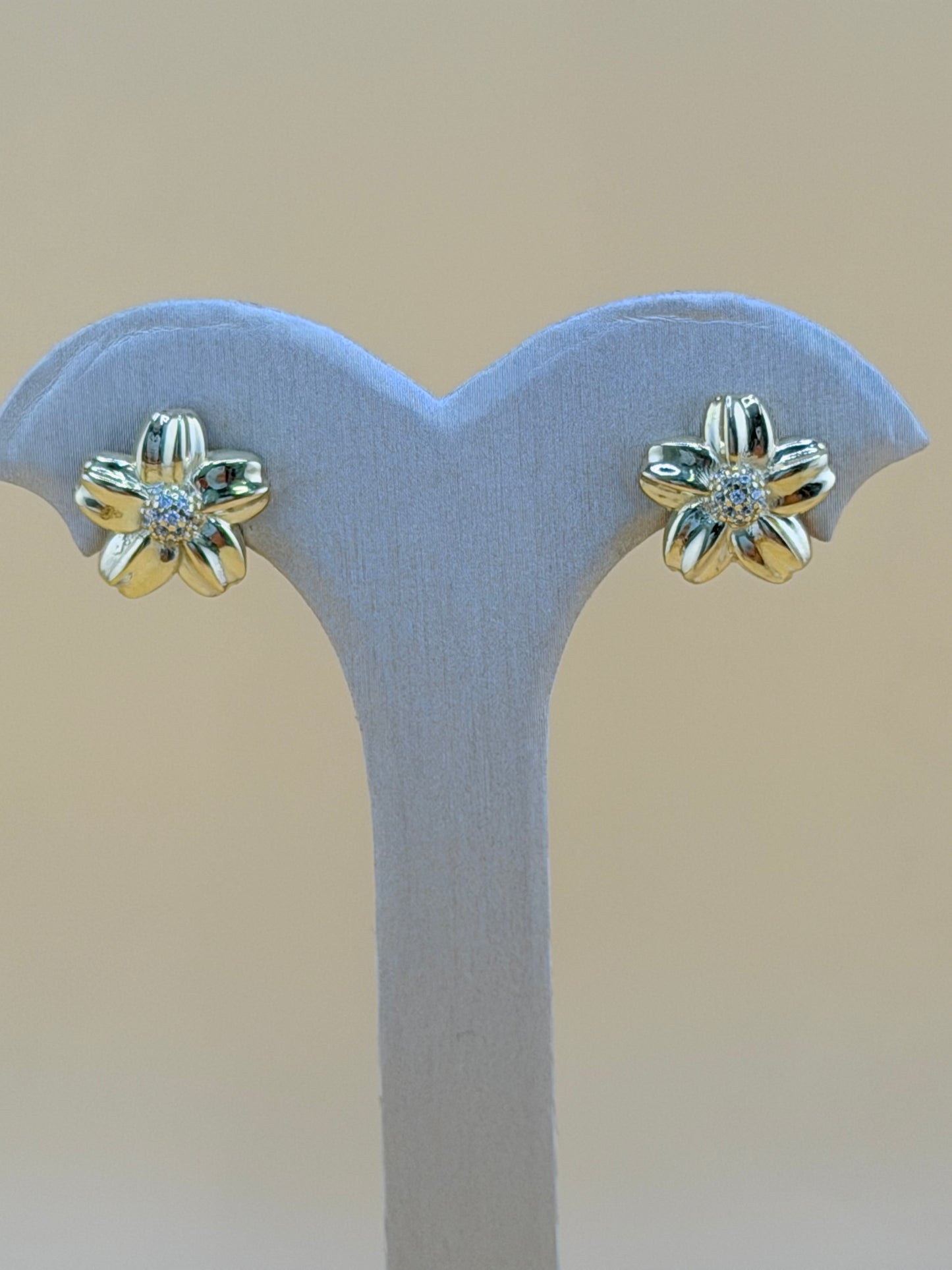 10kt Gold Earrings, measuring 1.4cm in size.