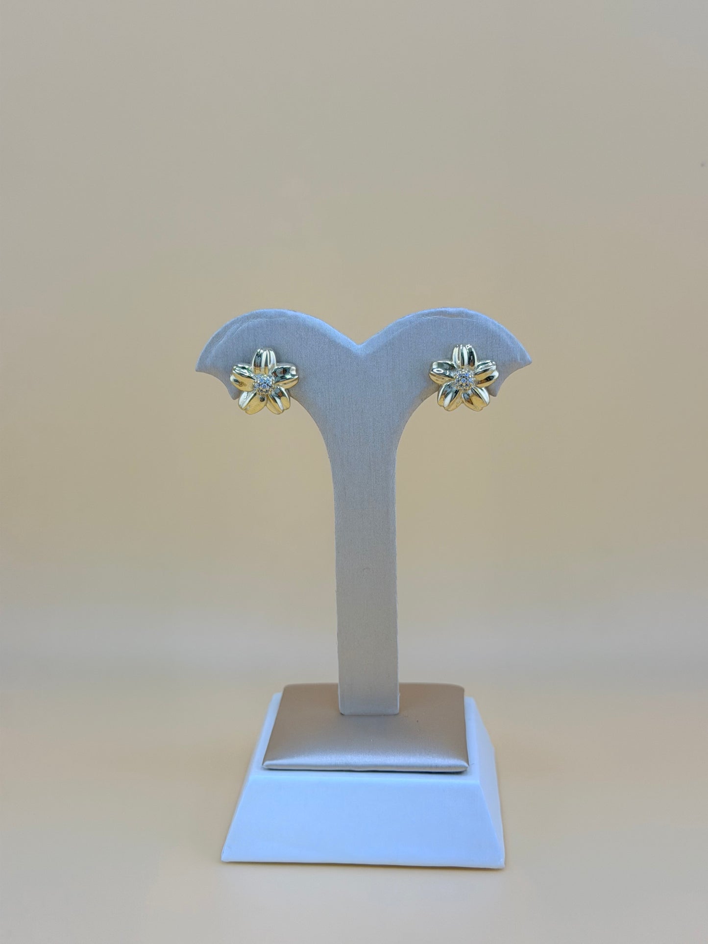10kt Gold Earrings, measuring 1.4cm in size.