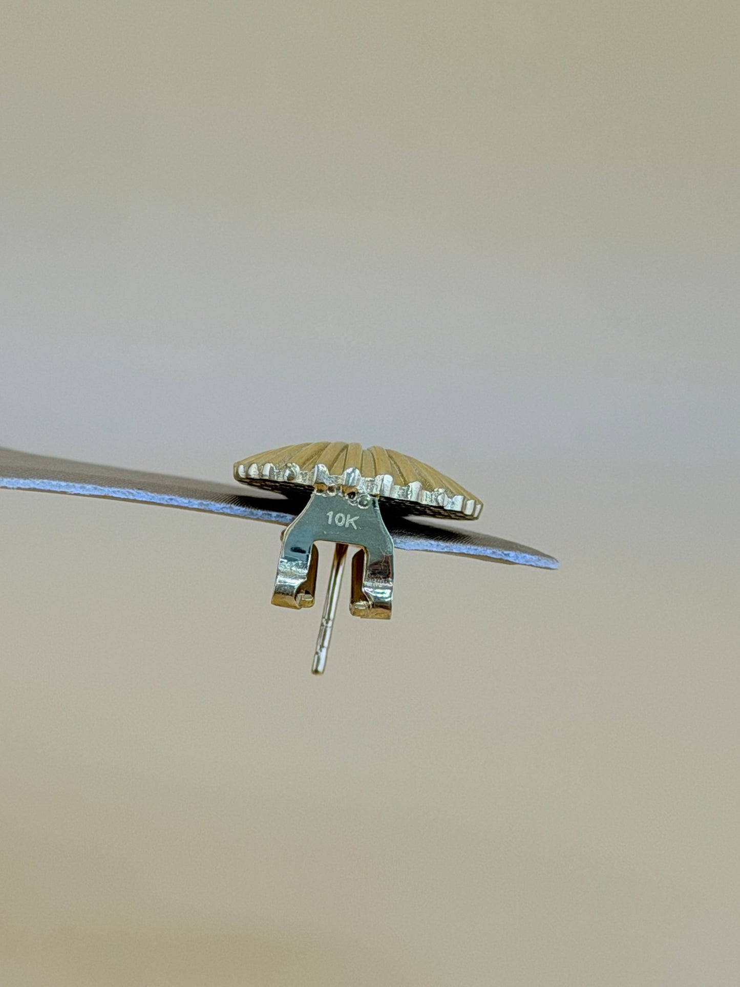 10kt Gold Earrings, measuring 1.4cm in size.