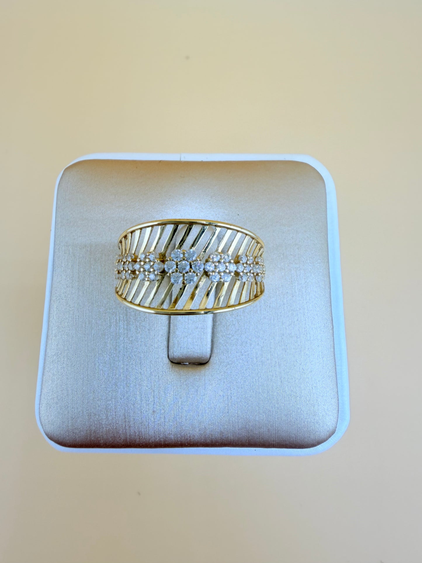 10kt Gold Ring, size 9”. r