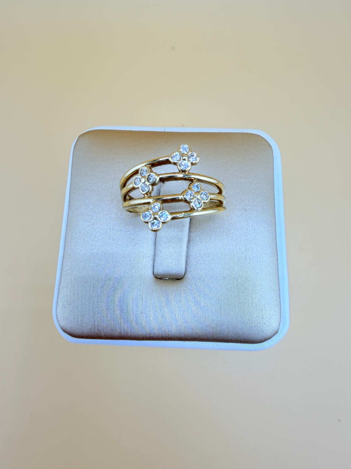 10kt Gold Ring, size 8.5”. r