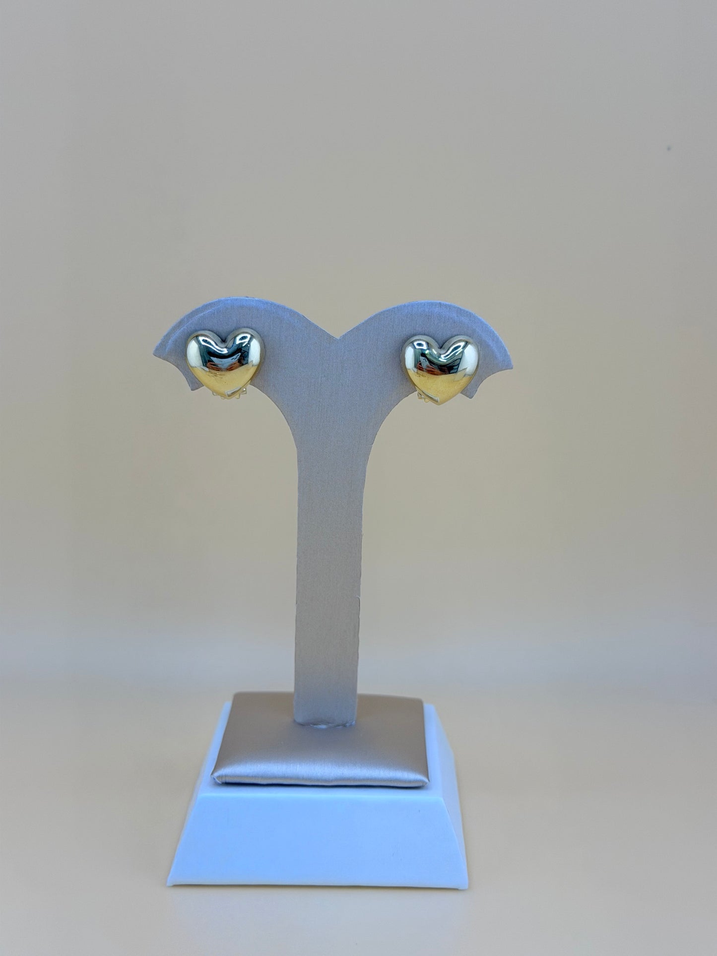 10kt Gold Earrings. Measuring 1.4cm in size.