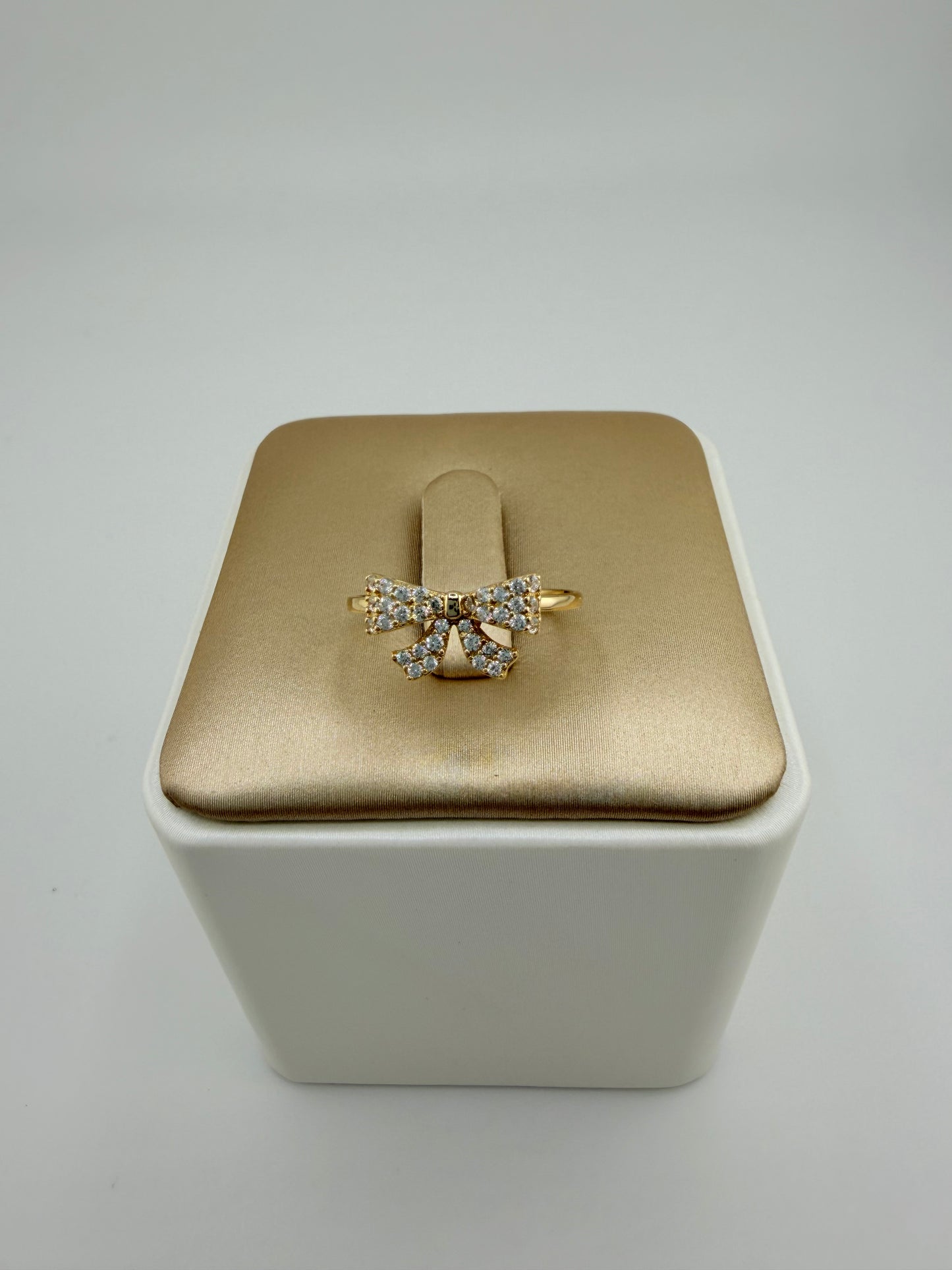 14kt Gold Bow Ring. Size 7”. r