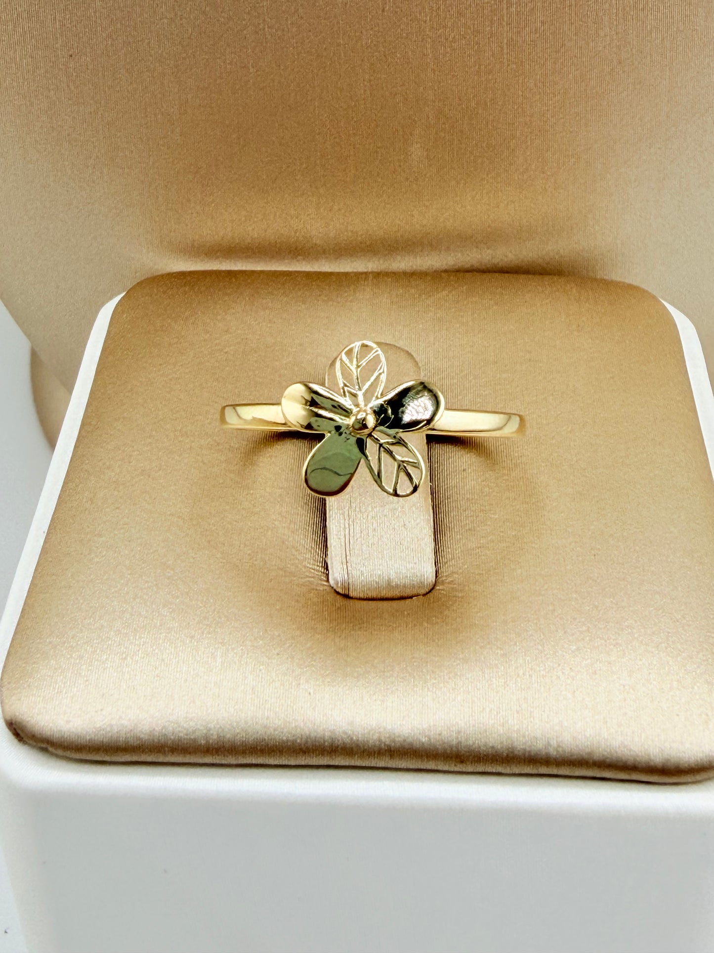 14kt Solid Gold Ring, size 8”. r