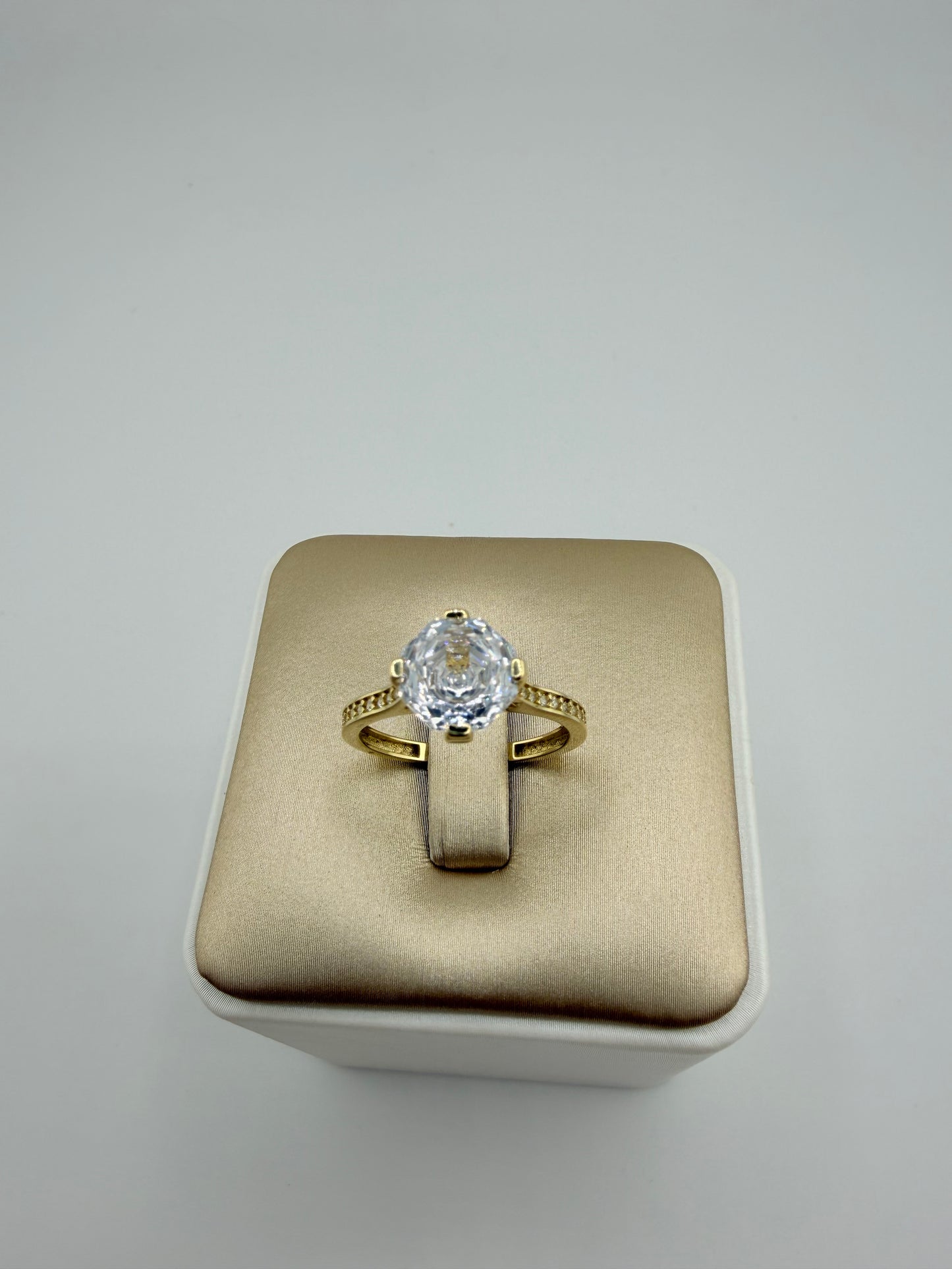 14kt Gold Ring with Clear Stone, Size 7. r