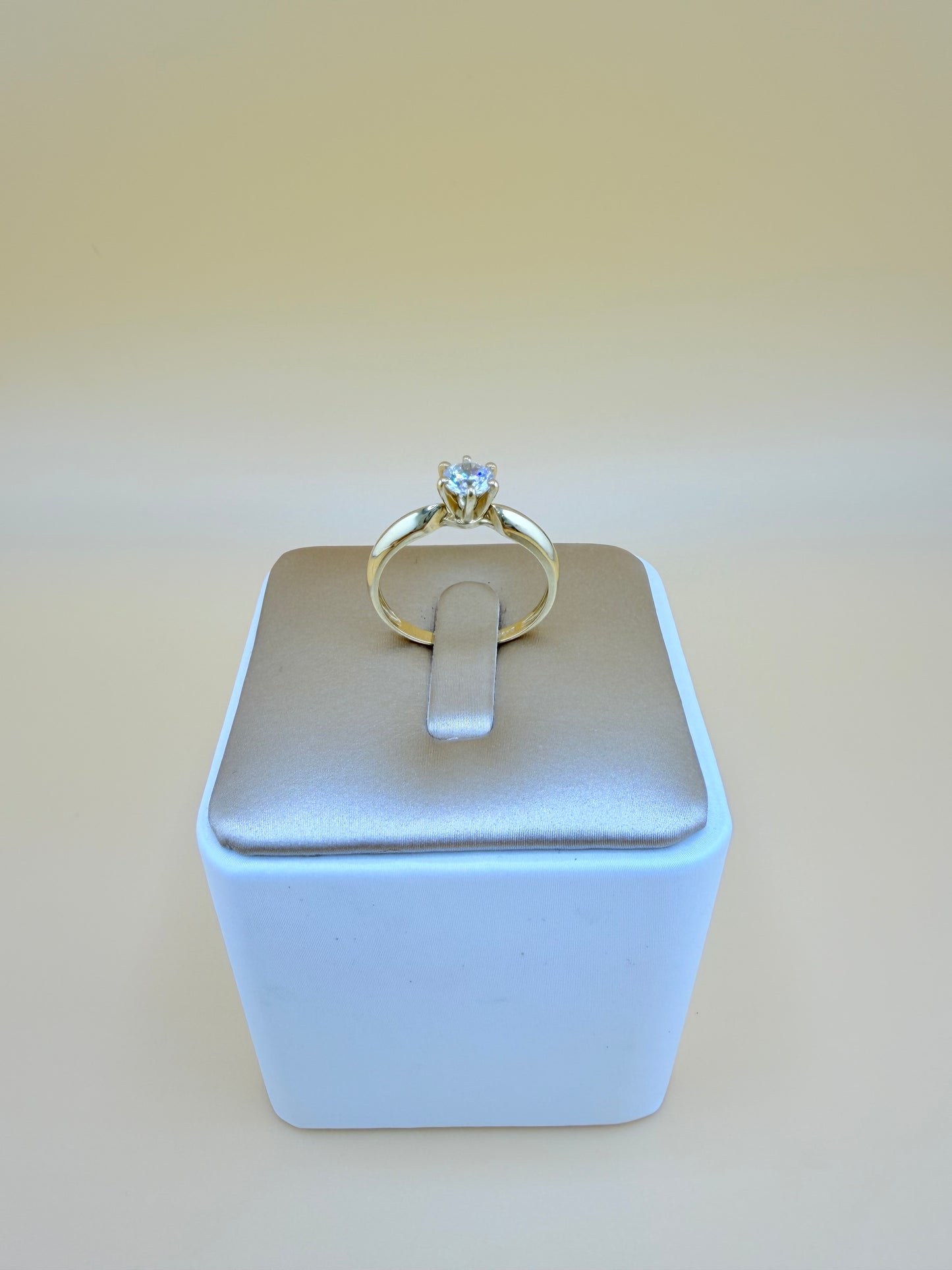 10kt Gold Ring, size 7.5”, r