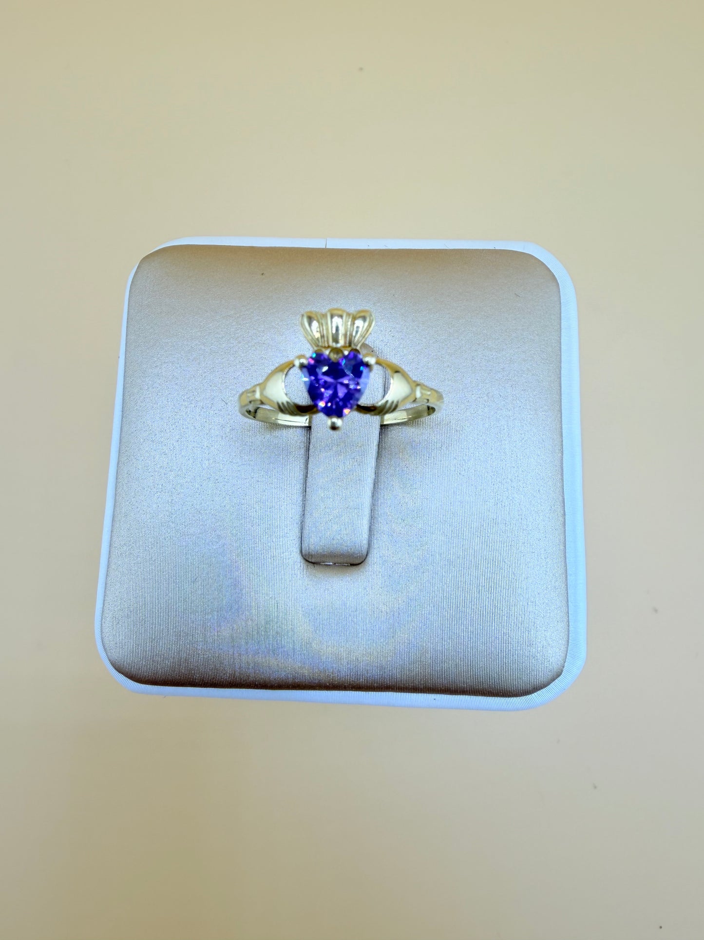 10kt Gold Ring, size 7”. r