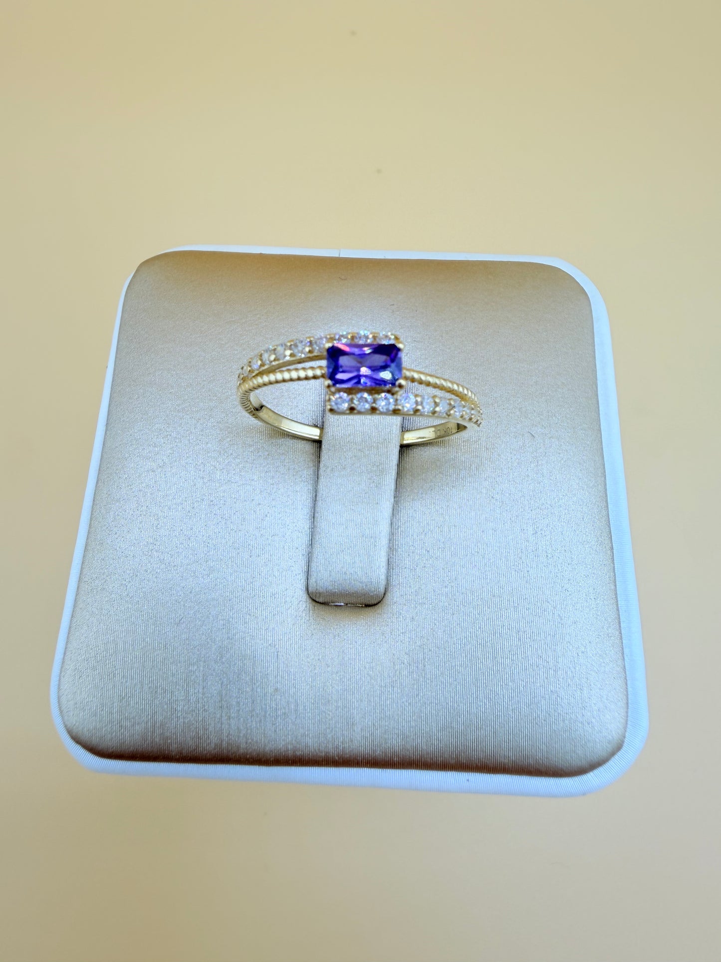 10kt Gold Ring, size 7”. r