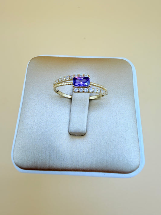 10kt Gold Ring, size 7”. r