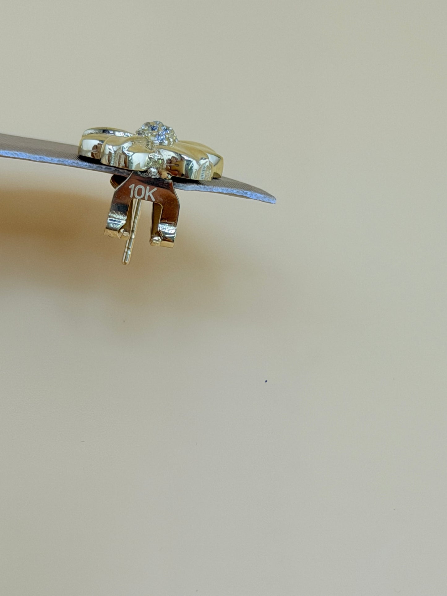 10kt Gold Earrings, measuring 1.4cm in size.