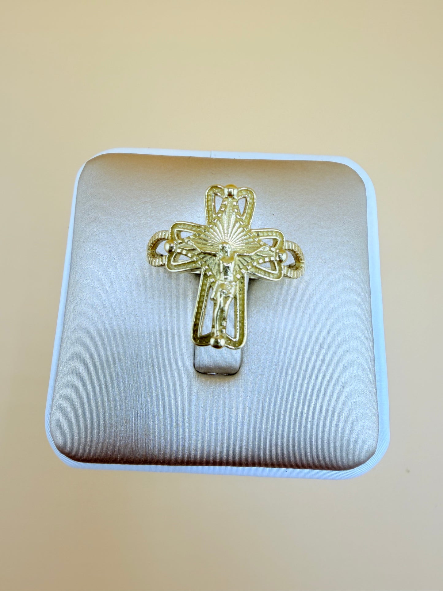 10kt Solid Gold Ring, size 8.5”. r