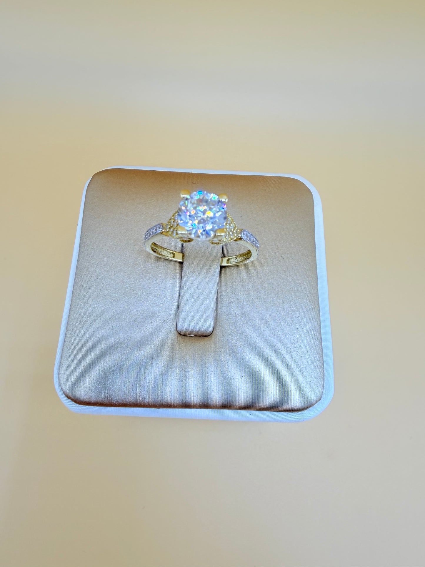 14kt Gold Ring, size 7”. r