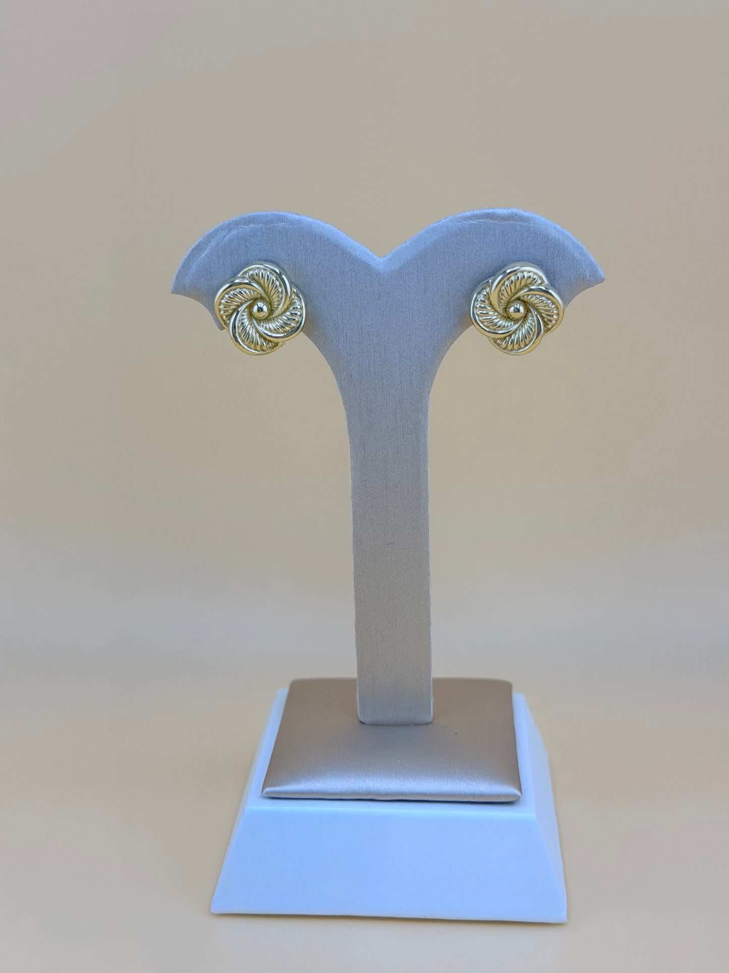 10kt Gold Earrings. 1.5cm.