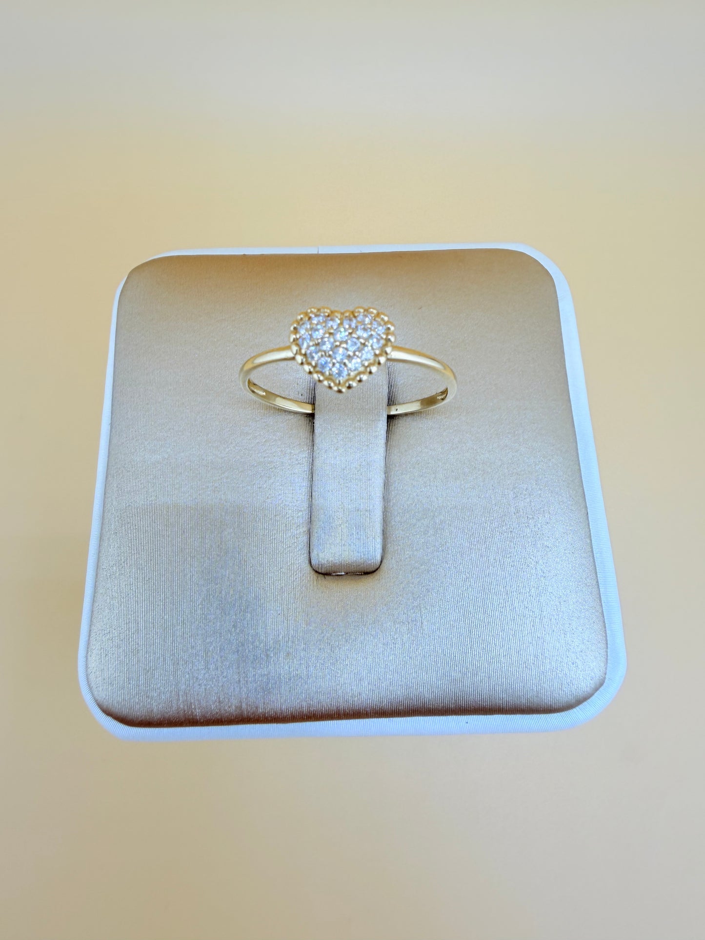 14kt Gold Ring, size 7”. r