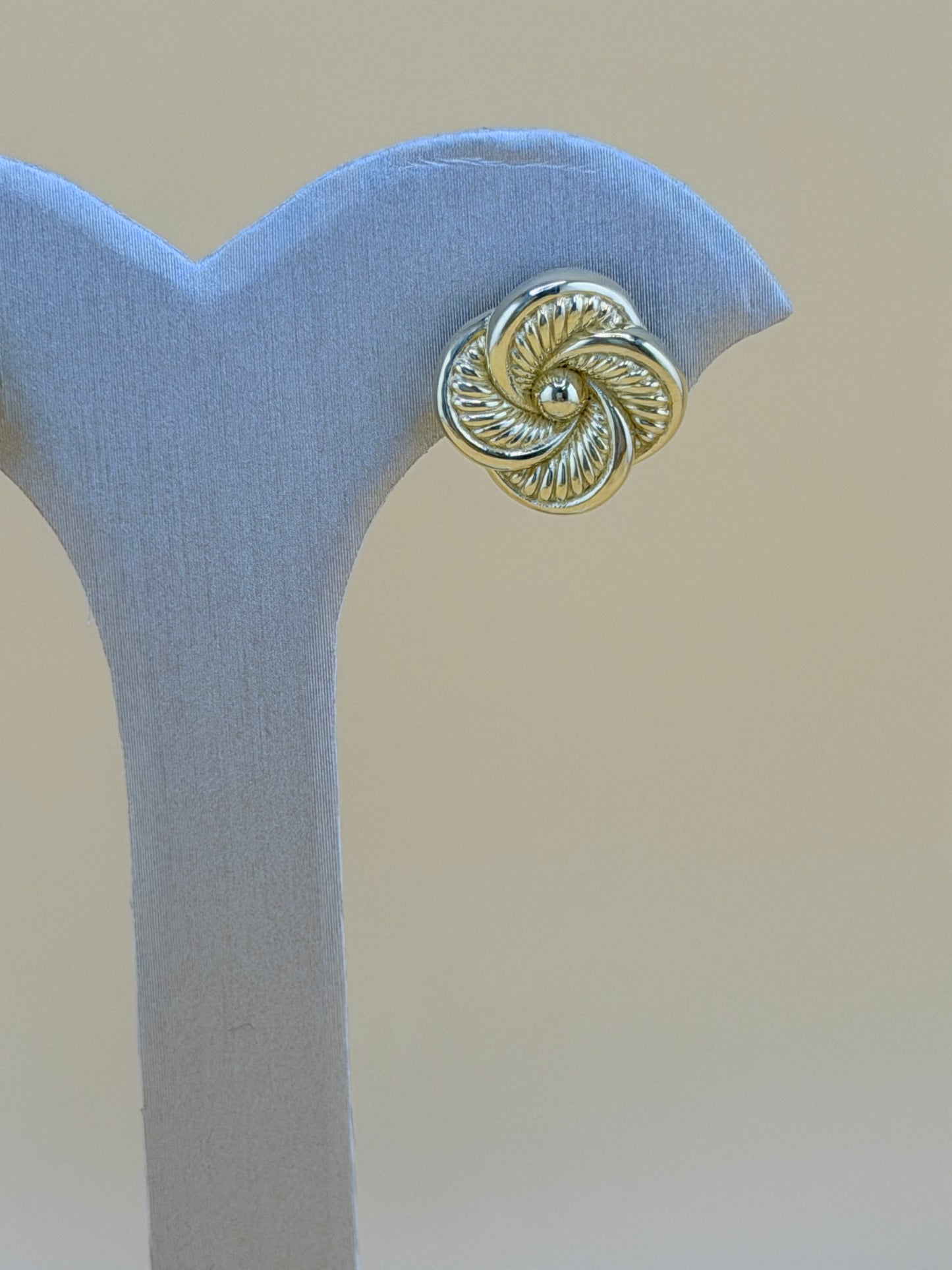 10kt Gold Earrings. 1.5cm.