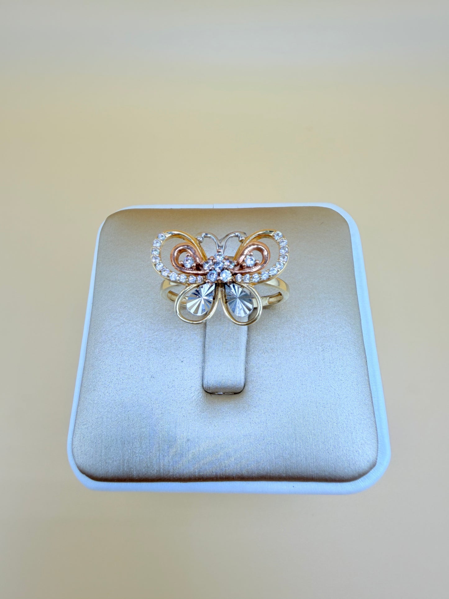 14kt Gold Ring, size 7”. r