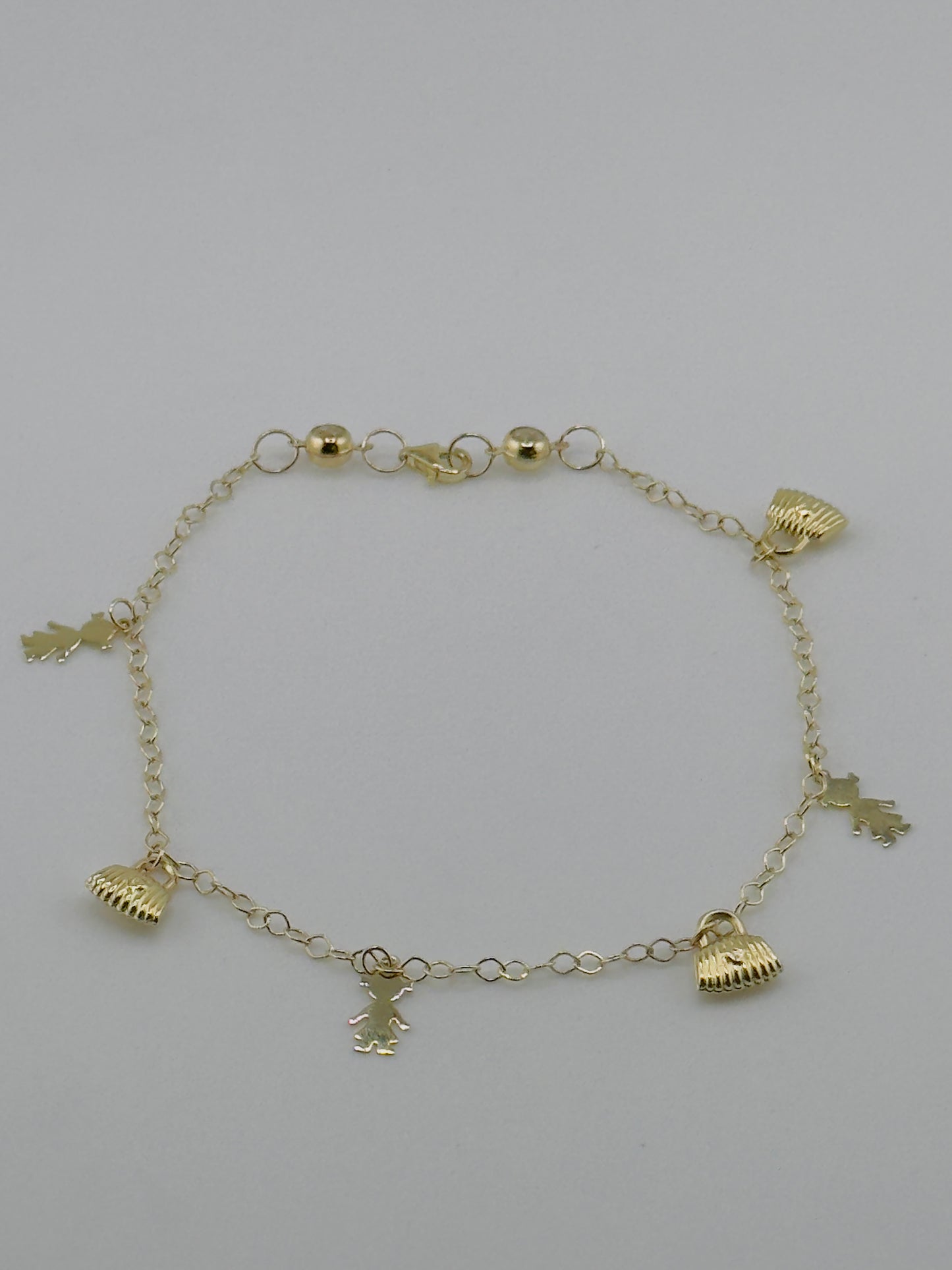 Bracelet 10kt, size 8''-9''.