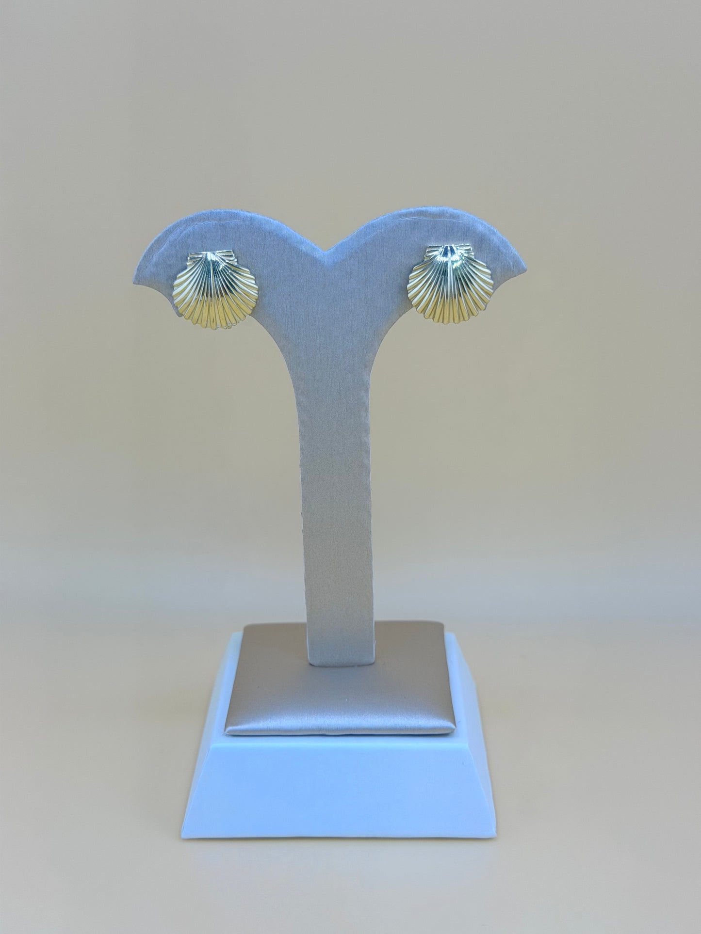 10kt Gold Earrings, measuring 1.4cm in size.